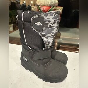 Tundra snow boots size 12 kids